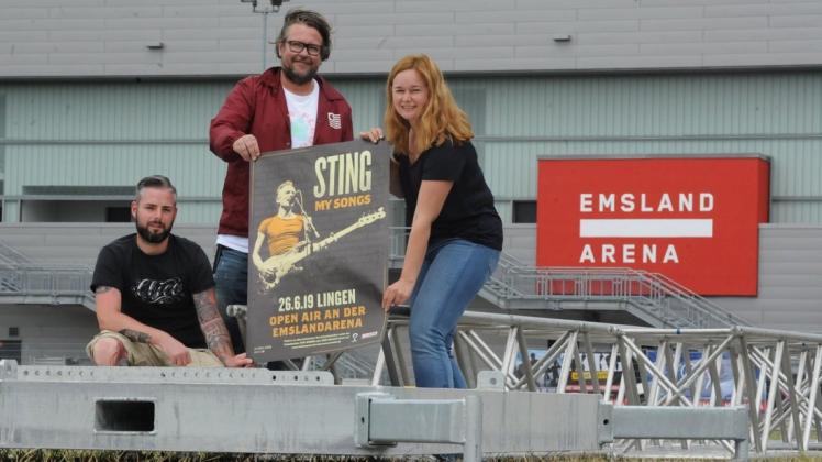 Zum Team der Emslandarena gehören Jan Comin, Stefan Epping und Anna Thölker. Sie freuen sich auf den Weltstar Sting. Foto: Mike Röser
