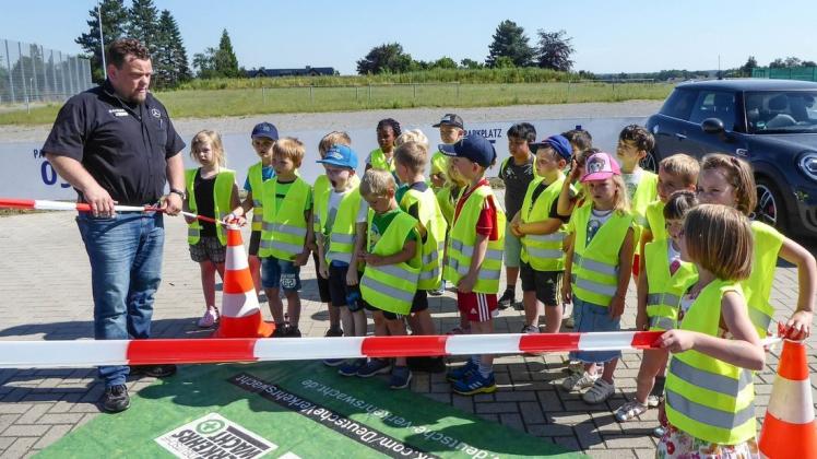 "Erst wenn ihr hier steht, sieht euch der Lkw-Fahrer wieder", erklärt Michael Meiwald den Noah-Schulanfängern, wie weit der für Fußgänger und Radfahrer gefährliche Tote Winkel reicht. Foto: Ursula Holtgrewe