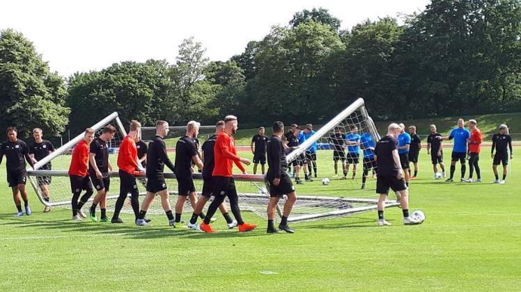 Zurück aus dem Urlaub: Die VfL-Profis bereiten die erste Trainingseinheit vor. 