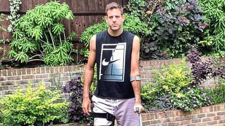 Fällt länger aus: Juan Martin del Potro stützt sich auf eine Gehhilfe. Sein Knie ist bandagiert. 