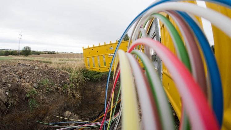 ARCHIV - 27.08.2018, Niedersachsen, Sehnde: Leerrohre für Glasfaserleitungen für schnelles Internet liegen an einer Landstraße  in der Baugrube. Mit einem Spatenstich am 25.04.2019 auf der Insel Poel startet der Ausbau des Glasfasernetzes in Nordwestmecklenburg. Foto: Julian Stratenschulte/dpa +++ dpa-Bildfunk +++