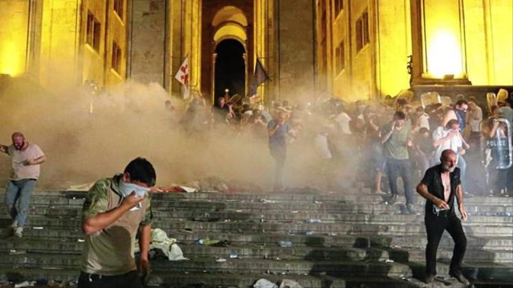 Demonstranten fliehen vor dem georgischen Parlament vor von Polizisten abgefeuertem Tränengas. 