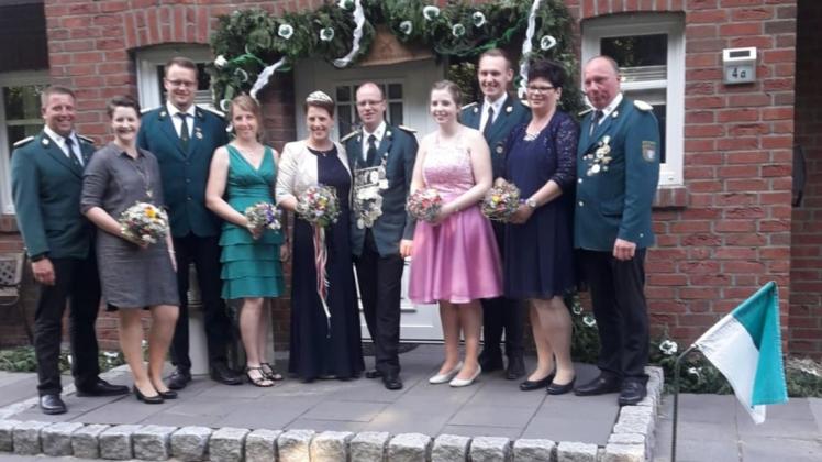 Der Schützenthron in Wesuwermoor mit (v. l.) Reinhard und Sabrina Gebben, Stephan und Martina Veenker, Königin Michaela und König Günter Bokholt, Christin Gebben und Hendrik Wilken sowie Marlen und Bernhard Wilken. 