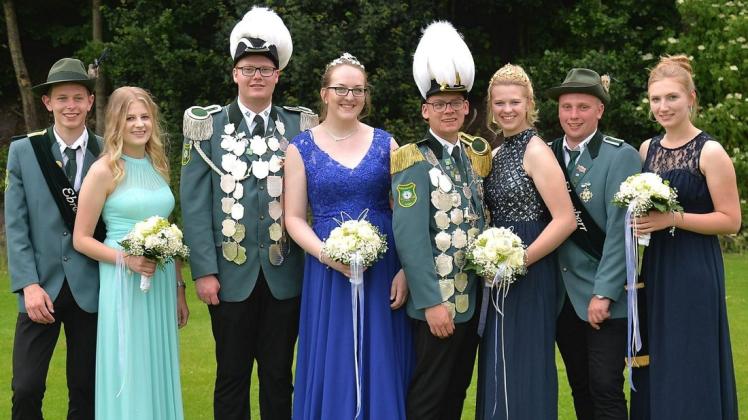 Der neue Schützenkönig in Lohne heißt Sandro Wess. Von links: das Ehrenpaar Daniel Kuhr und Marie Nölker, Vizekönig Andre Menger und Vizekönigin Stefanie Moß, König Sandro Wess und Königin Annika Bloom sowie Ehrenpaar Hermann Vortkamp und Tabea Moß. Foto: Schützenverein Lohne