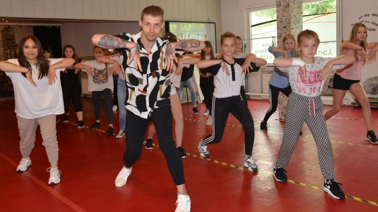 Die Schüler der Tanzbühne Bramsche und ihre Trainer Sina Popp und Florian Westerheide. Foto: Yvonne Sommer