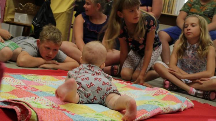 Beim Babywatching beobachten die Grundschüler ein Jahr lang die Entwicklung des Kindes. 