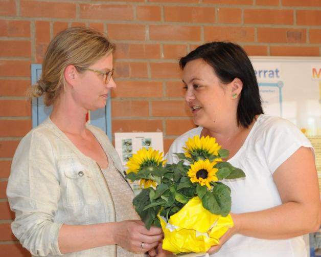 Seitens des Schulelternrates gratulierte Maike Bischoff der neuen Schulleiterin und hatte für Janina Kaase Blumen mitgebracht. Foto: Karin Kemper