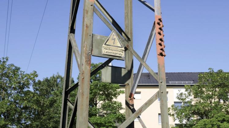 Die 30-Kilovolt-Stromleitung durch Haste und Dodesheide soll 2020 oder 2021 soll abgebaut werden - auch dieser Mast an der Rostocker Straße. Foto: Jörn Martens