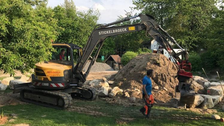 Schweres Gerät wurde aufgefahren um den Spielplatztraum zu realisieren. Foto: Kita Wittlage