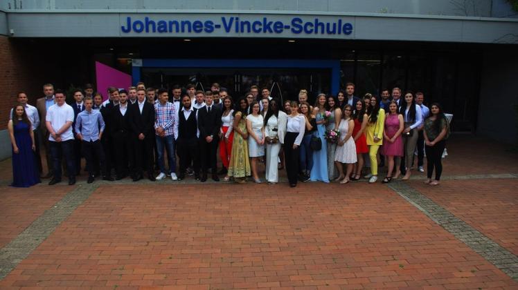 54 Absolventen der neunten und zehnten Klasse der Johannes-Vincke-Schule in Belm wurden jetzt entlassen. Foto: Christina Halbach