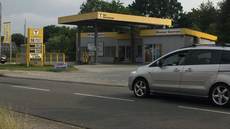 Diese Tankstelle am Osterkanal in Papenburg sollen die Angeklagten überfallen haben. Foto: Gerd Schade