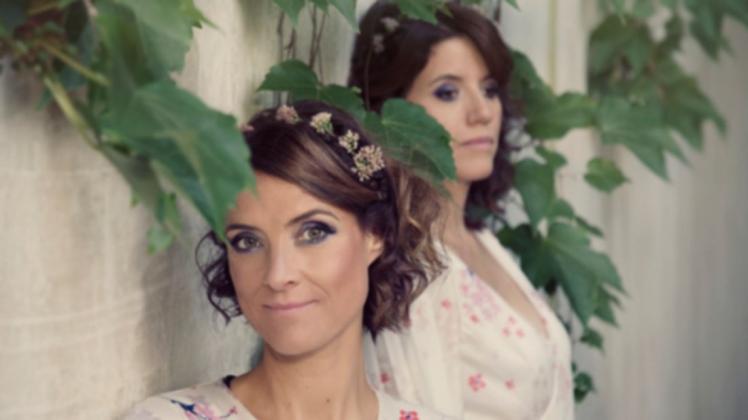 Das Duo Fjarill besingt die Sommersonnenwende Für das Album "Midsommar" (Foto) haben sich die Musikerinnen festlich geschmückt.