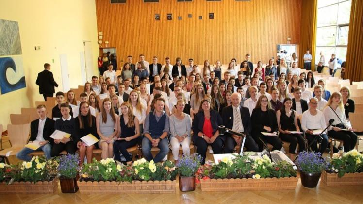 107 Realschulabsolventen konnten am Freitag ihre Entlassungszeugnisse entgegennehmen.Foto: Petra Pieper