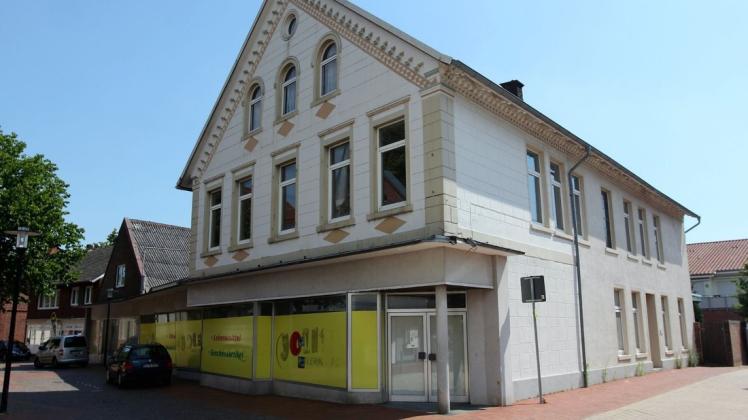 Das unter Denkmalschutz stehende ehemalige Kaufmannshaus "Pott-Holtmann" in der Goldstraße 1 in Freren beherbergt das sogenannte Töddenzimmer. Jetzt will ein Investor das Haus neben dem Rathaus denkmalschutzgerecht sanieren und den Anbau auf dem Nachbargrundstück abreißen. Neben einer Gewerbeeinheit sollen dort insgesamt elf Wohnungen entstehen. Foto: Carsten van Bevern
