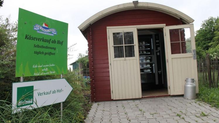Den Biokäse, den Ludger Engeln aus Papenburg selber herstellt, vertreibt er auch auf dem eigenen Hof am Lerchenweg. Oder über Bioland und den Discounter Lidl. Foto: Daniel Gonzalez-Tepper