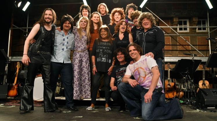"Mrs. Beat-Club" Uschi Nerke mit Musikern und Darstellern der Musik-Revue "Beat-Club". Foto: Rolf Kamper