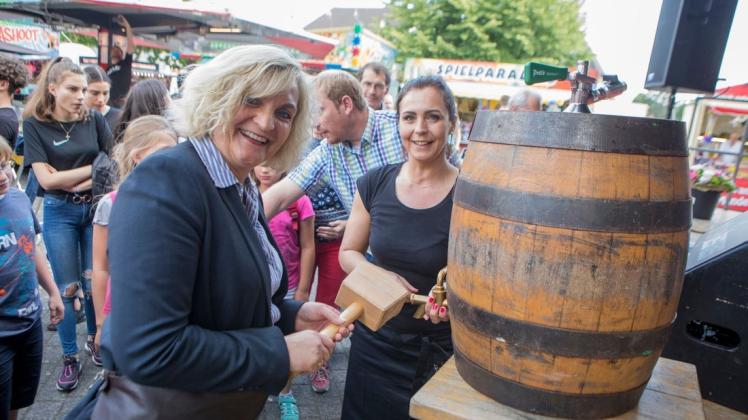 Es ist angezapft: Bürgermeisterin Dagmar Bahlo eröffnet die Kloster Klipp. Foto: Swaantje Hehmann