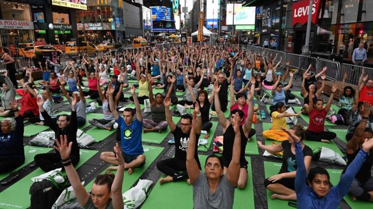 Zum 17. Mal praktizierten New Yorker Yoga auf dem Times Square. Foto: AFP/TIMOTHY A. CLARY