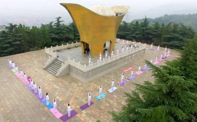 In Hebei, China, trafen sich Yoga-Begeisterte zum gemeinsamen Üben im Yuanbaoshan Waldpark. Foto: imago images / ZUMA Press/Hao Qunying