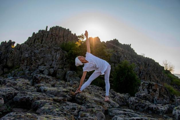 Ein Mädchen macht Yoga vor der antiken megalithischen Sternwarte in Nord-Mazedonien. Foto: AFP/Robert ATANASOVSKI