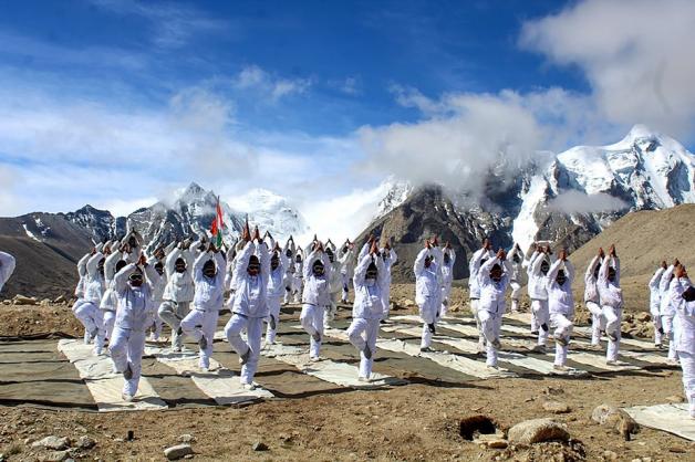 Chinesische und indische Armeemitglieder machen gemeinsam Yoga in den Bergen. Foto: AFP PHOTO / INDIAN ARMY