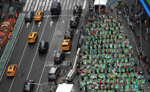 Auf dem New Yorker Times Square ist für die Yogis  extra eine Fläche abgetrennt worden. Foto: AFP/ TIMOTHY A. CLARY