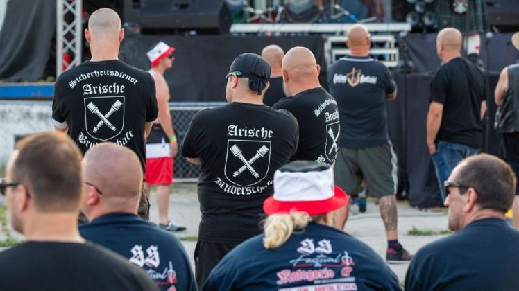 Neonazis beim Rechtsrock-Konzert in Ostritz. Foto: dpa/Daniel Schäfer