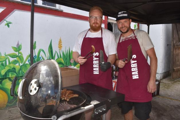 Die beiden Grillmeister Stefan Meinecke (l.) und André Quintern sind begeistert vom regional produzierten Fleisch. 