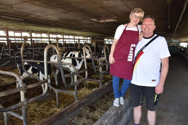 Milchbauer Harry Weijs und Martina Bartels halten auf ihrem Hof in Groß Stove etwa 300 Kühe und 250 Kälber. Milchbauer Harry Weijs und Martina Bartels halten auf ihrem Hof in Groß Stove etwa 300 Kühe und 250 Kälber.