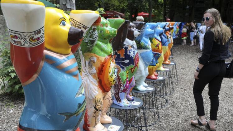 Farbenfroh, phantasievoll und mit einer wichtigen Botschaft präsentieren sich die 93 Bärenskulpturen der Ausstellung. Foto: Gert Westdörp