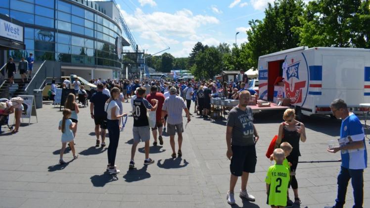 Der Fan- und Familientag des FC Hansa war auch in dieser Saison ein voller Erfolg. Mehrere tausend Fans kamen, um die die neue Mannschaft anzuschauen und auf Autogrammjagd zu gehen.
