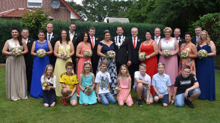 Die Throngemeinschaft bilden (von links) Julia und Alex Boidel, Lena und Thomas Jansen, Jenny und Thorsten Arens, Mechthild und Dieter Kruse, das Königspaar Birte und Markus Hegge, Richard und Anne Führs, Frank und Carina Hermes, Daniel Kleymann und Veronika Bruns sowie Walter und Tanja Einspanier. Zum Kinderthron gehören (von links) Ina Einspanier, Mika Ahrens, Svenja Ahrens, Tim Einspanier, Marika Ahrens, Adrian Führs, Jens Kruse und Mathis Michels. 