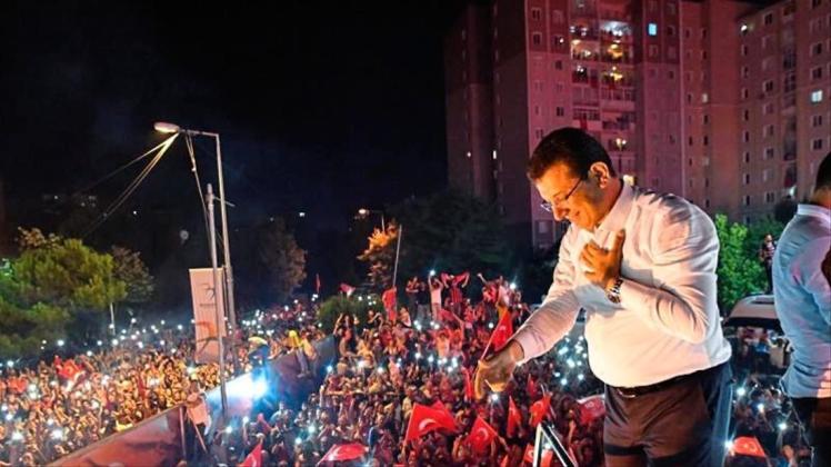 In Istanbul werde es nun „Gerechtigkeit, Gleichheit, Liebe und Toleranz geben. Verschwendung, Luxus, Arroganz und Diskriminierung werden ein Ende haben“, versprach Ekrem Imamoglu nach seinem Wahlsieg. 