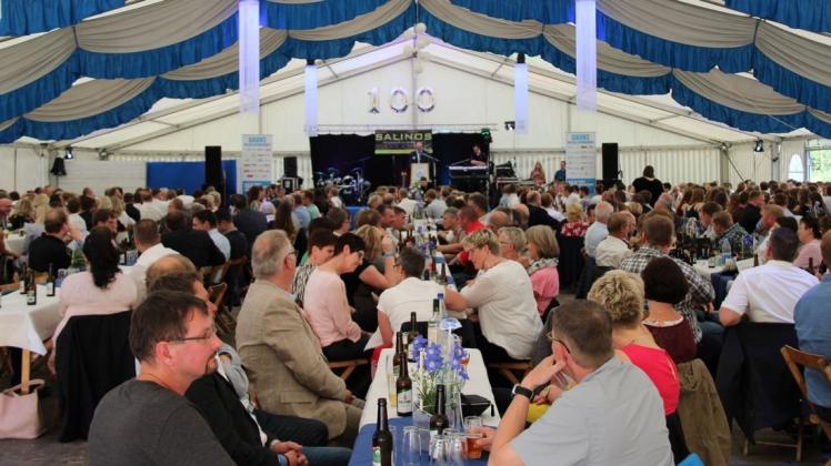 In den Vereinsfarben geschmückt war das Zelt beim Galaabend anlässlich des 100-jährigen Bestehens der Sportgemeinschaft Voltlage. Foto: Peter Selter