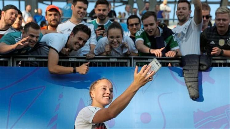 Giulia Gwinn machte nach dem Sieg gegen Nigeria ein Selfie mit den Fans. 