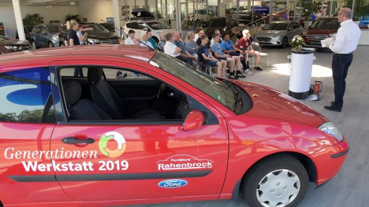 Schüler machten Auto flott: Generationenwerkstatt bei Ford Rahenbrock. Foto: Hermann Pentermann