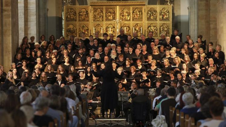 Stimmgewaltig: Großer Andrang herrschte beim großen Chorkonzert des Carolinum im Dom. Foto: Gert Westdörp