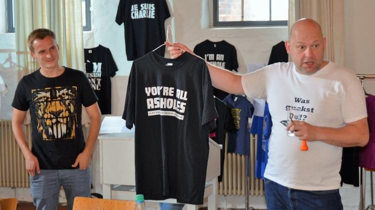 Jugendpfleger Benjamin Ludden (links) und Kurator Reiner Wolf mit dem gewinnbringendsten T-Shirt der Aktion. Foto: Holger Schulze