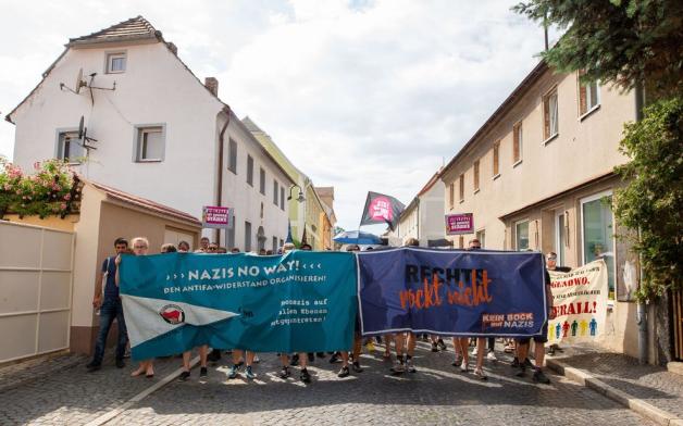 Die Ostritzer demonstrieren gegen das Rechtsrock-Konzert und Neonazis in ihrer Stadt.