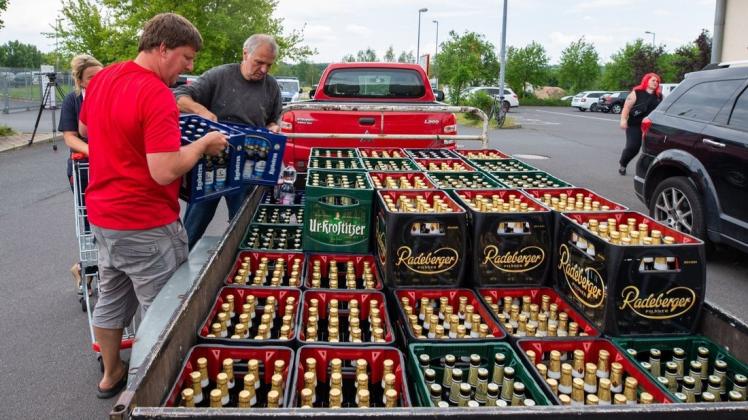 Mehr als 100 Kästen Bier haben die Ostritzer in einem Supermarkt aufgekauft. Foto: dpa/Daniel Schäfer