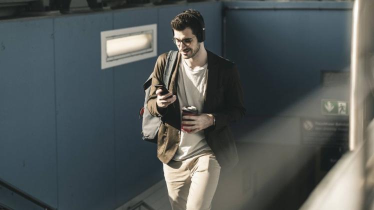 Ungesunde Haltung: Durch den stetigen Blick nach unten kann bei Smartphone-Nutzern am Hinterkopf ein hornartiger Fortsatz enstehen. Foto: imago images / Westend61