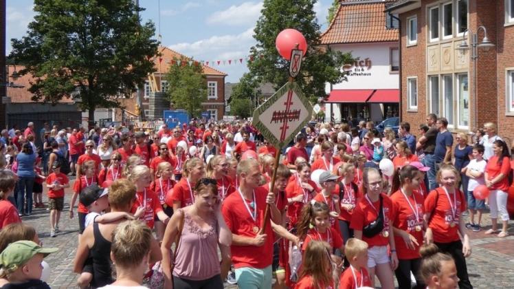 Ein Dorf feiert in den Farben rot und weiß: Der Festumzug war einer der Höhepunkte der 100-Jahr-Feier des Sportvereins Quitt Ankum. Foto: Miriam Heidemann