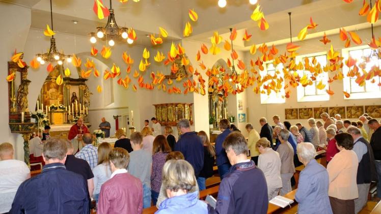 Hunderte Flammen verleihen der Pfarrkirche in Remsede einen anderen Charakter. Foto: Katholische Kriche Bad Laer/ Remsede