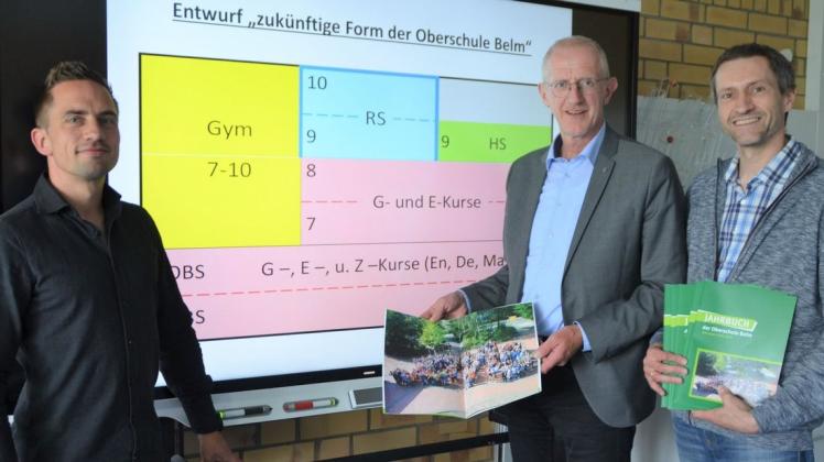 Freuen sich auf den Start des Gymnasialen Angebotes an der Oberschule Belm: Schulleiter Christian Schiffbänker, Bürgermeister Viktor Hermeler und Frank Kossenjans, Stellvertretender Fachbereichsleiter „Bürgerdienste“ und zuständig für den Bereich „Schulen“ in der Belmer Gemeindeverwaltung (von links). Foto: Gemeinde Belm/Dirk Meyer