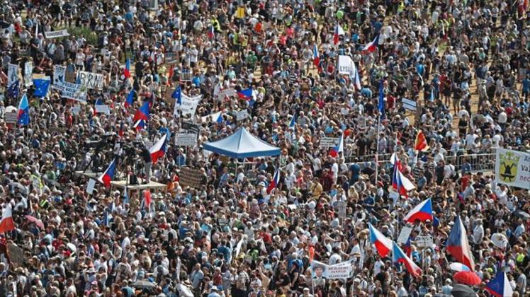 Die seit Wochen andauernden friedlichen Massenproteste gegen den tschechischen Regierungschef Babis werden immer massiver. 