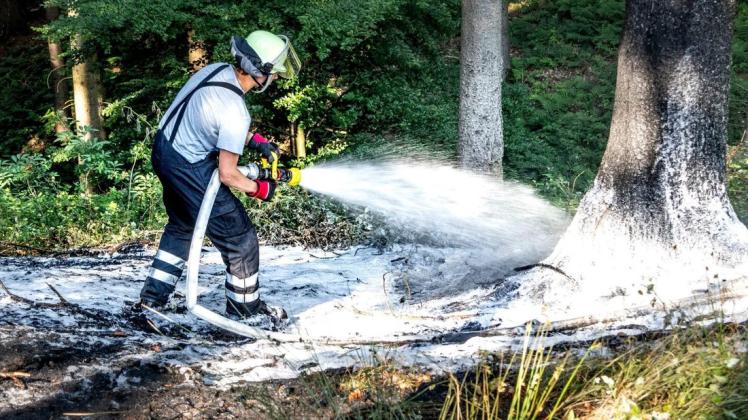 Mit Schaummitteln und Wasser aus dem Tanklöschfahrzeug konnte der Brand gelöscht werden. Foto: Heinz-Jürgen Reiß