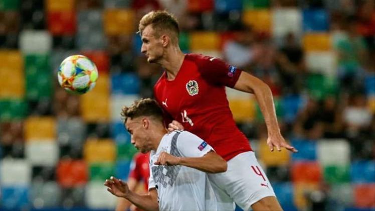 Deutschlands Luca Waldschmidt (l) und Österreichs Stefan Posch (o) kämpfen um den Ball. 