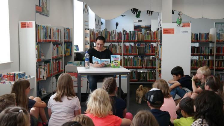 Aus ihrem Kinderbuch „Frieda Fricke, unmöglich!“ las Schriftstellerin Karen-Susan Fessel einige Ausschnitte vor. Aufmerksam hörten die Schüler der Geschichten vom Wirbelwind Frieda zu. Foto: Luisa Reitemeyer