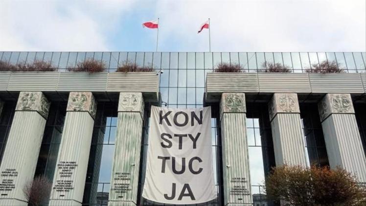 Über dem Haupteingang des Obersten Gerichts in Warschau hängt ein Banner mit der Aufschrift „Konsytucja“ (Verfassung). Der Europäische Gerichtshof urteilt über einen Teil der umstrittenen polnichen Justizreformen. 