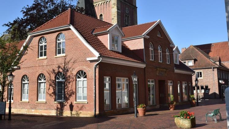 Das denkmalgeschützte Haus Nr. 23 des Versicherungsmaklers Diepenbrock in der Burgstraße in Lingen wird in den nächsten Monaten erweitert. Foto: Ludger Jungeblut